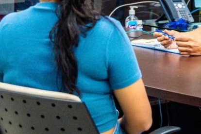 El gerente de Segura EP, Álex Anchundia, le garantizó a la comerciante que el Municipio cubrirá los gastos de la reparación de su carreta.