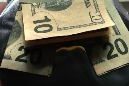 El dinero está adherido a un sticker que tiene de logo al emblematico monumento de Simón Bolívar y San Martín ubicado en Malecón y 9 de Octubre, en Guayaquil