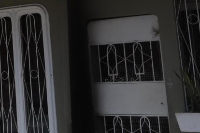 El hecho se produjo contra una vivienda de dos plantas, la madrugada de este jueves 23 de mayo.