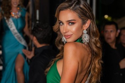 Nadia nació en Estados Unidos y es casada con  Sam Webb, que tiene sus raíces australianas, por lo que domina perfectamente el inglés, tanto que ni ella le suele entender.