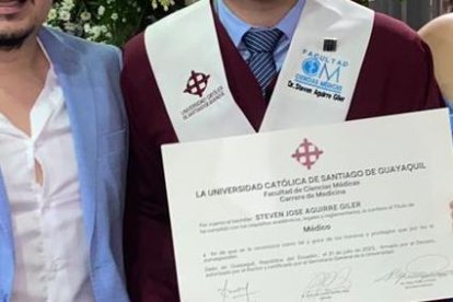 Acompañado  de sus hermanos durante su graduación de médico.