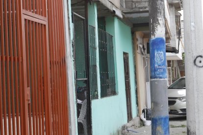 El cadáver de Fausto quedó tendido fuera de una casa aledaña a dos postes. Sus familiares se acercaron al lugar para poder reconocerlo.
