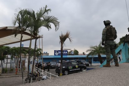 Militares en las inmediaciones del Municipio de Durán por atentados.