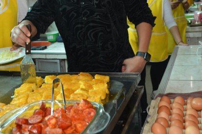 Manolo junto a Marcia Bejarano preparando el plato típico de Ambato, el llapingacho.