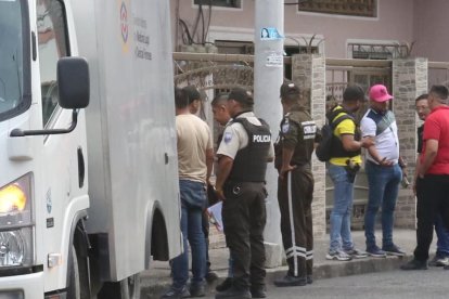 Agentes policiales acudieron al sitio para retirar los cuerpos.
