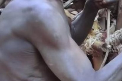 El hombre vive en una pequeño espacio para no ver a ninguna mujer