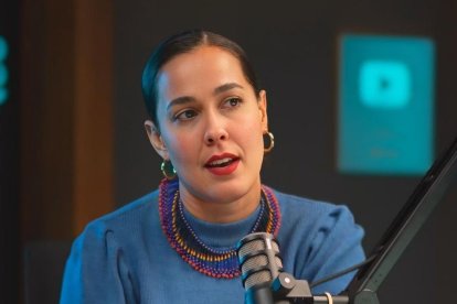 Alondra Santiago causó polémica por realizar una parodia del Himno Nacional.