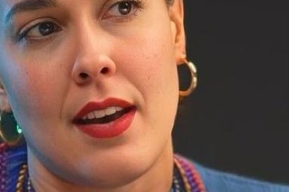 Alondra Santiago causó polémica por realizar una parodia del Himno Nacional.