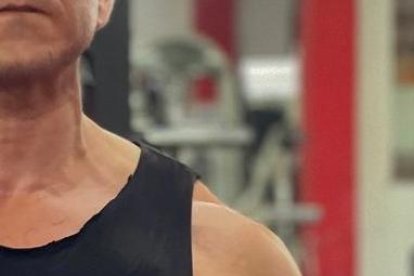 Isaac Delgado publicó unas fotos en su rutina de gimnasio.