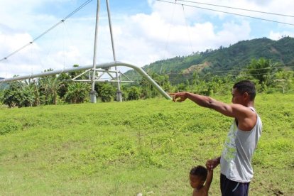 Los lugareños buscan indicios del extraño ser en sus plantaciones.