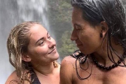 La pareja en tendencia disfruta de su amor en la Amazonía.