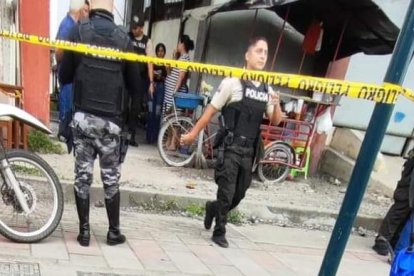 El joven emprendedor ya tenía algún tempo trabajando en su triciclo de comidas.