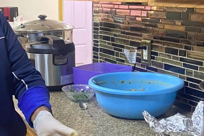 Franklin Curicho vende el ‘levanta muerto’ en la ‘ciudad del pecado’. Los extranjeros se enamoran de este plato típico ecuatoriano.