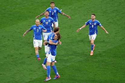 Dortmund (Germany), 15/06/2024.- Nicolo Barella (C-L, bottom) of Italy celebrates with his teammates after scoring the 2-1 goal during the UEFA EURO 2024 group B soccer match between Italy and Albania, in Dortmund, Germany, 15 June 2024. (Alemania, Italia) EFE/EPA/GEORGI LICOVSKI