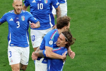 Dortmund (Germany), 15/06/2024.- Nicolo Barella (C-L, bottom) of Italy celebrates with his teammates after scoring the 2-1 goal during the UEFA EURO 2024 group B soccer match between Italy and Albania, in Dortmund, Germany, 15 June 2024. (Alemania, Italia) EFE/EPA/GEORGI LICOVSKI