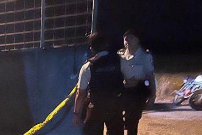 Agentes policiales revisaron la zona y buscaron indicios.