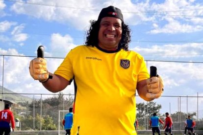 Jacinto Espinoza participa en juegos amistosos junto a exintegrantes de la Tricolor.