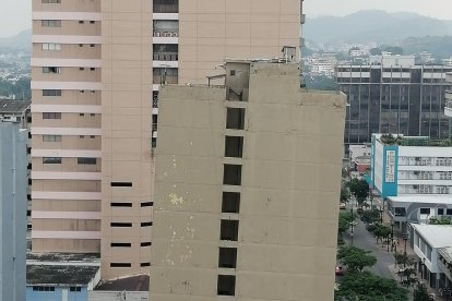 Evalúan la demolición del edificio fantasía ubicado en el centro de Guayaquil.