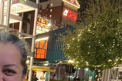 Los Guamán, david de ecuador y paola de México, viven la otra cara de la copa américa. desempolvaron las camisetas de sus selecciones.