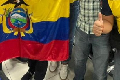Un grupo de hinchas manabitas se encontraron en el aeropuerto de El Salvador y aprovecharon para fotografiarse y hablar de fútbol, antes del partido de la Tri.
