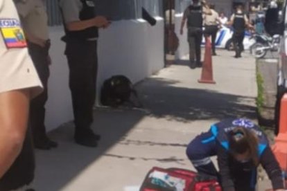 Paramédicos fueron al lugar para dar asistencia a los servidores policiales. Ella perdió la vida y él fue llevado a un centro médico.