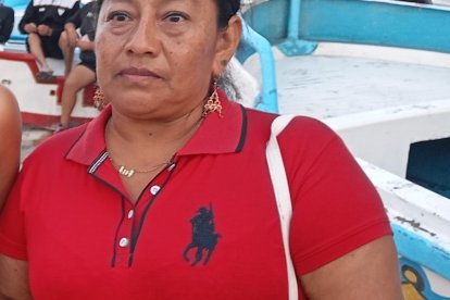 Cindy Yagual junto a sus padres, familia de pescadores.