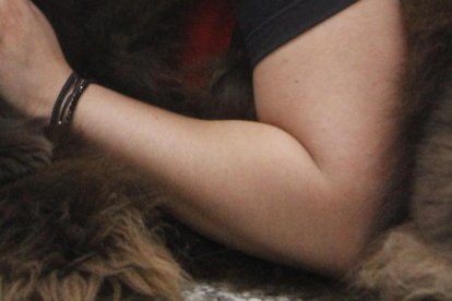 Una joven abraza a Chewbacca mostrándole su afecto.