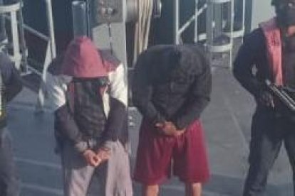 En la embarcación se encontraban 20 sacos con sustancias y dos ocupantes.