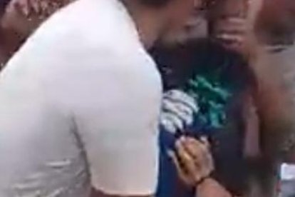 El peruano Wilmer Rosas fue auxiliado por moradores. Murió a los pocos minutos.