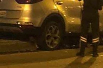 El vehículo en el que iban las víctimas quedó en un parterre.