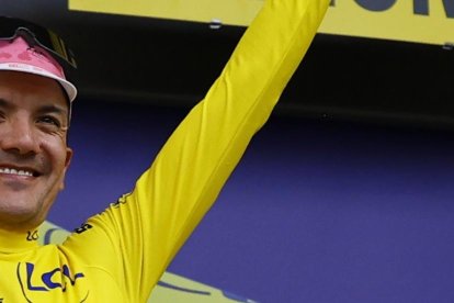 La Locomotora del Carchi en lo alto del podio de la clasificación del Tour de Francia 2024.