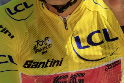 El ciclista ecuatoriano Richard Carapaz lució el maillot amarillo en la cuarta etapa del Tour de Francia.