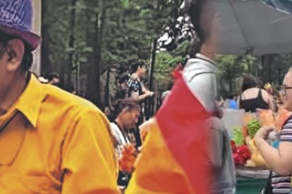 El anciano en medio del desfile cantando para recolectar unas monedas