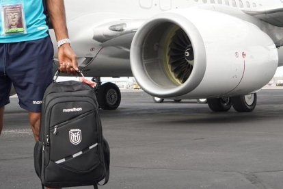 Alexander Domínguez se muestra en una de las pocas fotos que la FEF dio a conocer del viaje de los seleccionados hacia Phoenix.