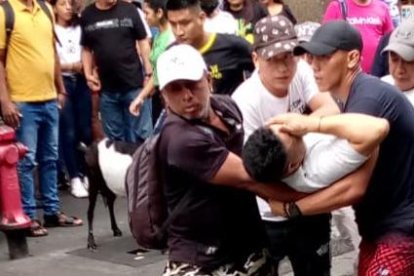 Ciudadanos ayudaron a uno de los heridos, a quien cargaron en brazos para llevarlo hacia una casa asistencial, para que reciba atención médica y se recupere.