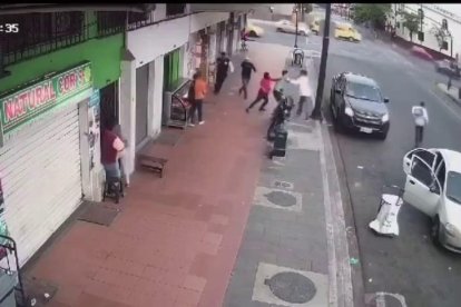 Cuatro sujetos sacaron al hombre del local y otro esperaba en el carro.