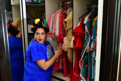 La Mofle mostrando sus vestidos y accesorios que conserva.