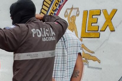 Agentes policiales buscan más pistas de un doble crimen. Dos sujetos son investigados.