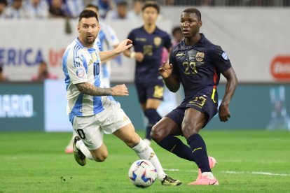 Houston (United States), 05/07/2024.- Argentina forward Lionel Messi (L) in action against Ecuador midfielder Moisés Caicedo (R) during the CONMEBOL Copa America 2024 quarterfinals soccer match between Argentina and Ecuador, in Houston, Texas, USA, 04 July 2024. EFE/EPA/LESLIE PLAZA JOHNSON