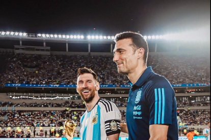 Lionel Scaloni y Lionel Messi celebrando el triunfo albiceleste.