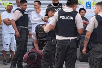 Policías en la captura del sujeto en Manta.