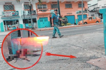 La mujer se encontraba junto a una compañera, en el exterior de una tienda.