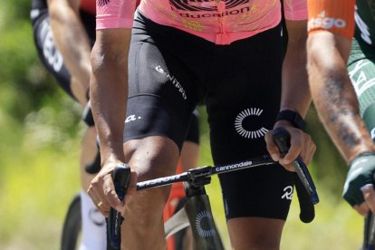 El ciclista ecuatoriano (c) fue el más destacado en el ascenso de la etapa 19 del Tour de Francia por lo que terminó cuarto con el título de Rey de la Montaña