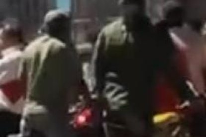 Moradores y transeúntes se agruparon en los exteriores de la casa, luego del estallido.