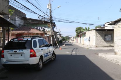 Las calles del Guasmo sur lucían vacías al tener la presencia policial.