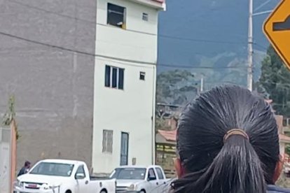 Familiares de una víctima llegaron al Centro Forense de Cuenca para realizar los trámites de ley y retirar el cuerpo.