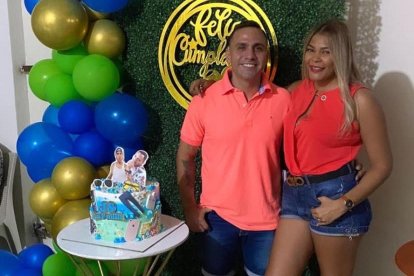 Jonathan 'la Polilla', mientras vivía, junto a su esposa.