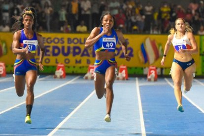 Anahí Suárez (i) junto a Ángela Tenorio (c) competirán por Ecuador en los Juegos Olímpicos París 2024