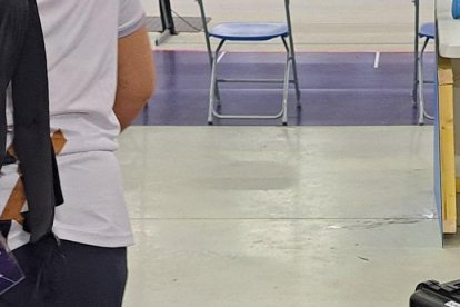 Marina Pérez (i) y Diana Durango, tras quedar fuera de competencia en la prueba de 10 m pistola de los Juegos 2024.