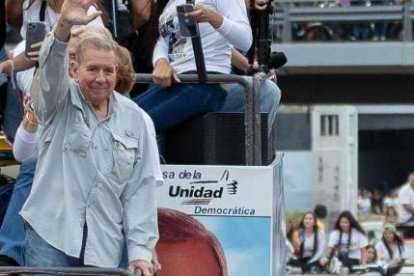 Simpatizantes del candidato Edmundo González Urrutia durante su cierre de campaña.
